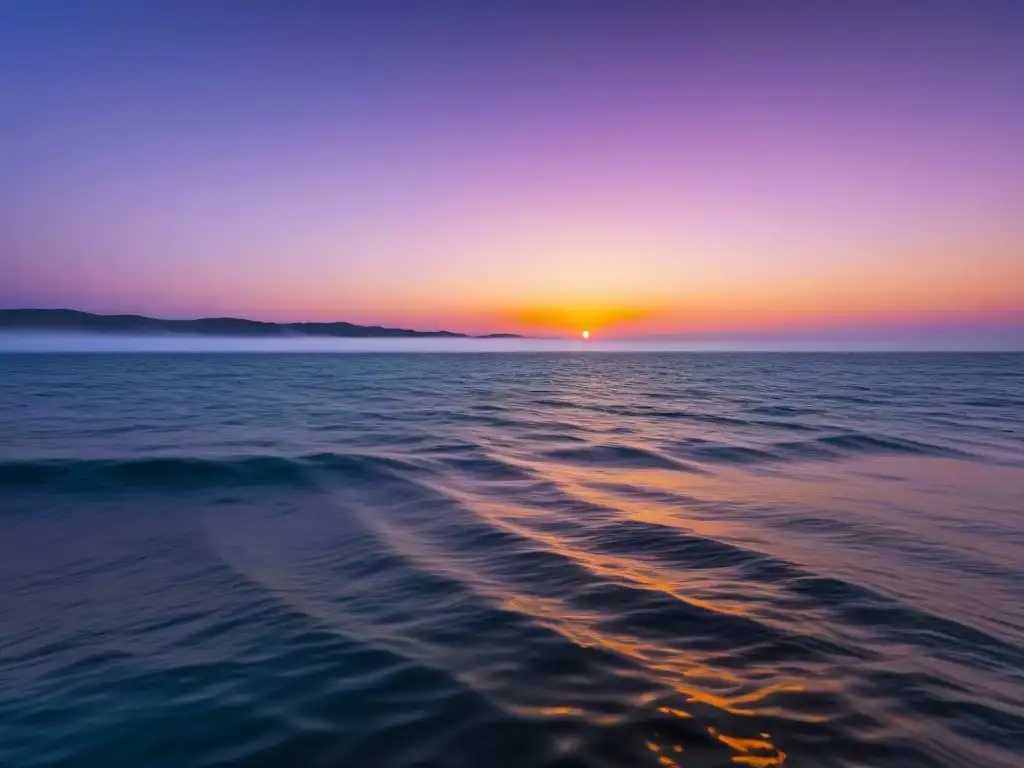 Un atardecer sereno en el océano con tonos cálidos y el sol reflejándose en el agua, ideal para destinos marítimos degustar vinos atardecer