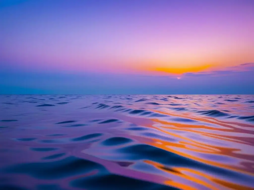 Un atardecer tranquilo en el océano transmite calma y serenidad