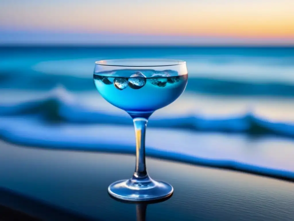 Cóctel azul cristalino en paisaje marítimo Un cóctel innovador en un vaso de cristal con líquido azul, hielo y un fondo marítimo, evocando turismo marítimo