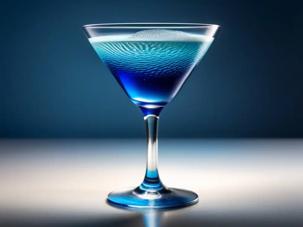 Cocteles inspirados mundo submarino: copa moderna con líquido azul y espuma ondulada, como el mar en su máxima elegancia