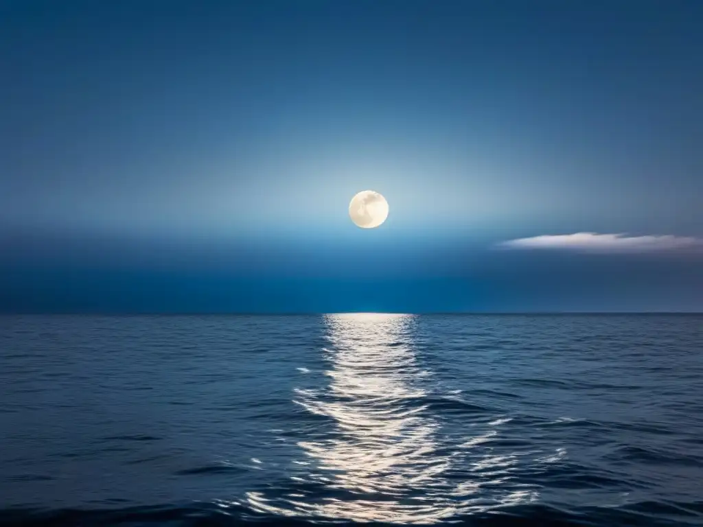 Consejos para fotografía nocturna marítima: Noche serena en el mar, iluminada por la luna