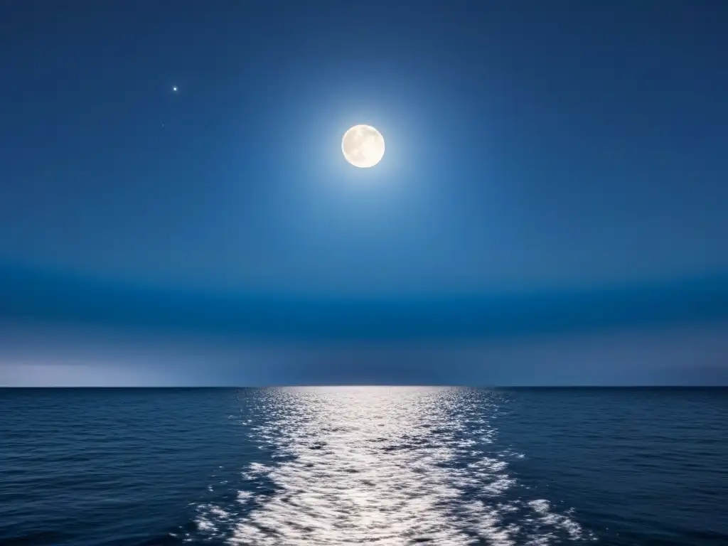 Consejos fotografía nocturna marítima: Océano tranquilo bañado por la luz de la luna en una noche estrellada