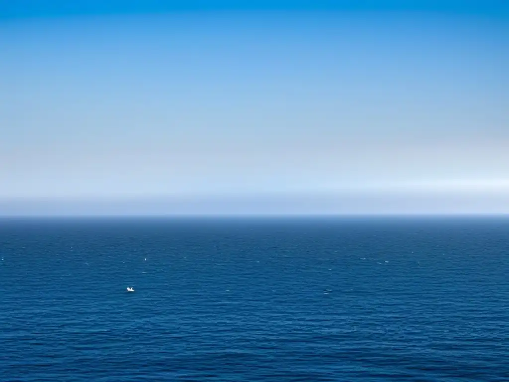 Un crucero elegante navega en un océano sereno, sin contaminación marina en cruceros