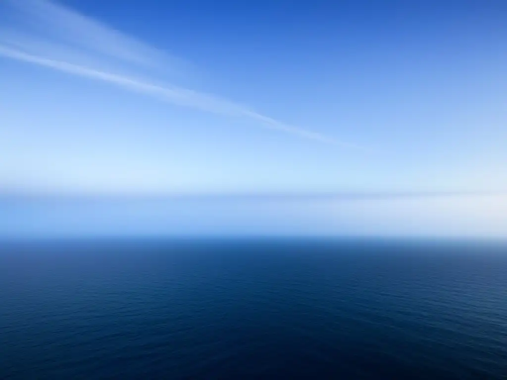 Profunda serenidad: el azul del mar en armonía Un mar sereno y azul profundo se extiende bajo un cielo claro, evocando tranquilidad
