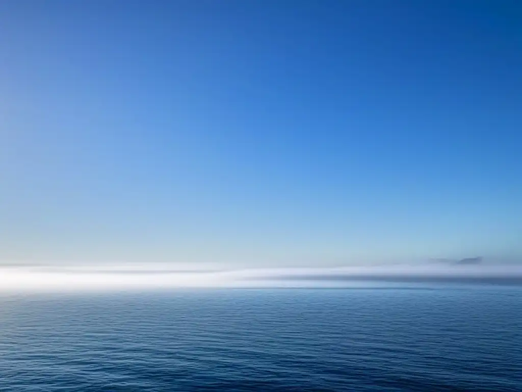 Paisaje sereno de un océano tranquilo y cielo azul, ideal para un artículo sobre bienestar mental durante un crucero