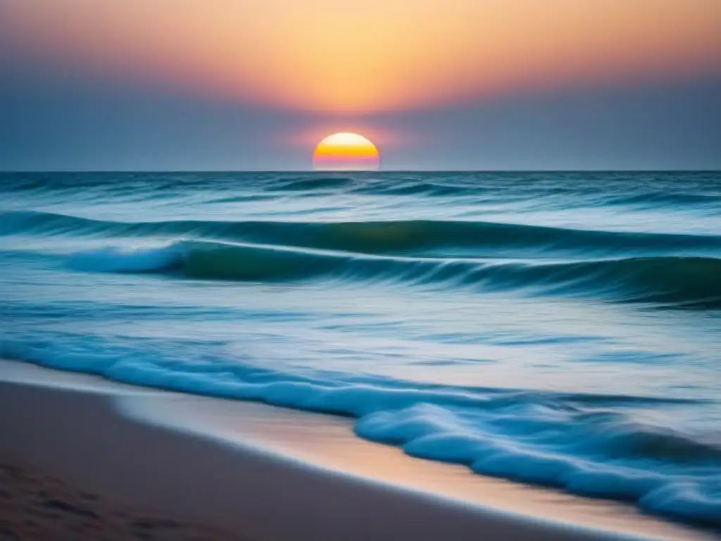 Fotografía serena de un amanecer en el océano, reflejando suavemente el sol naciente