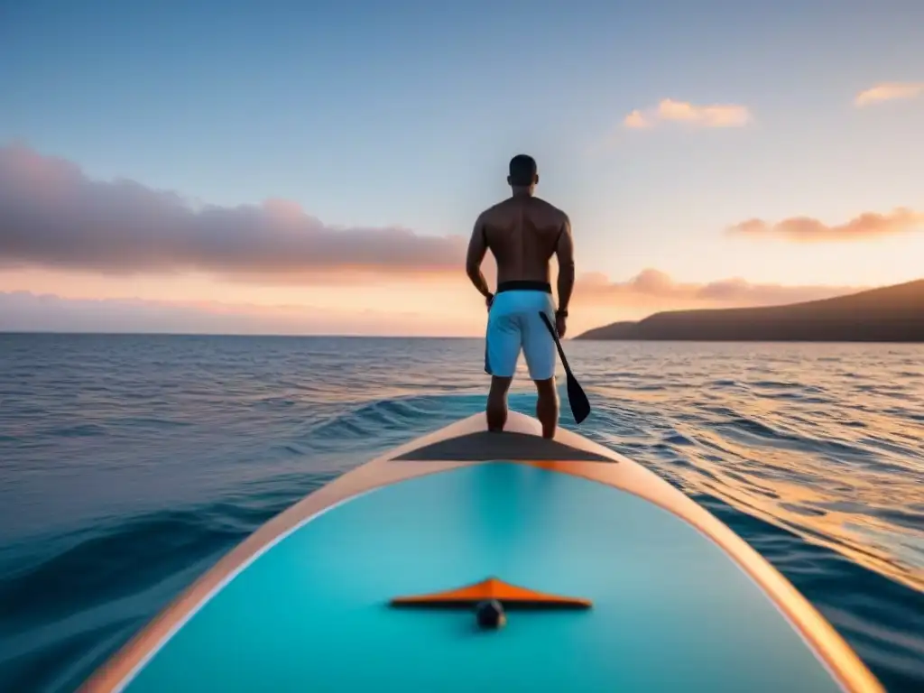 Tranquila imagen de paddle surf en cruceros: crucero de lujo al atardecer con paddleboard en cubierta