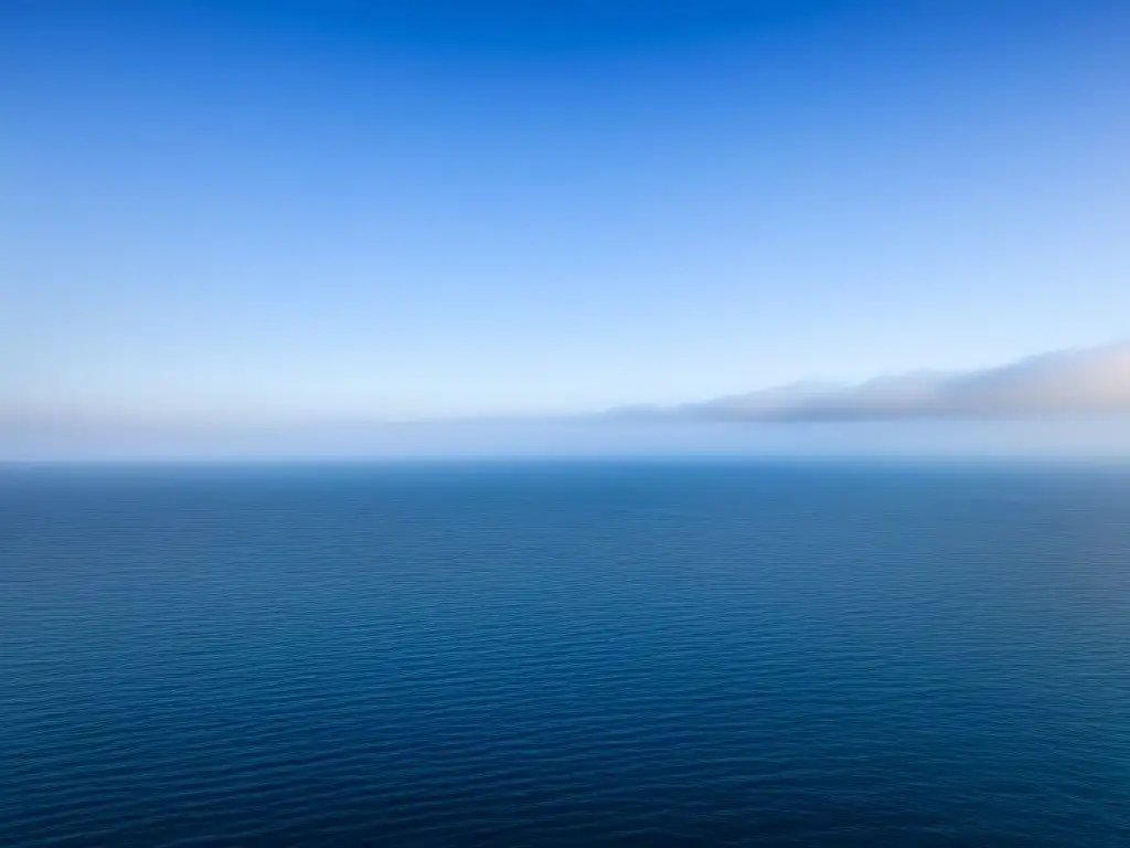 Tranquilidad infinita en un vasto mar bajo un cielo azul sin fin