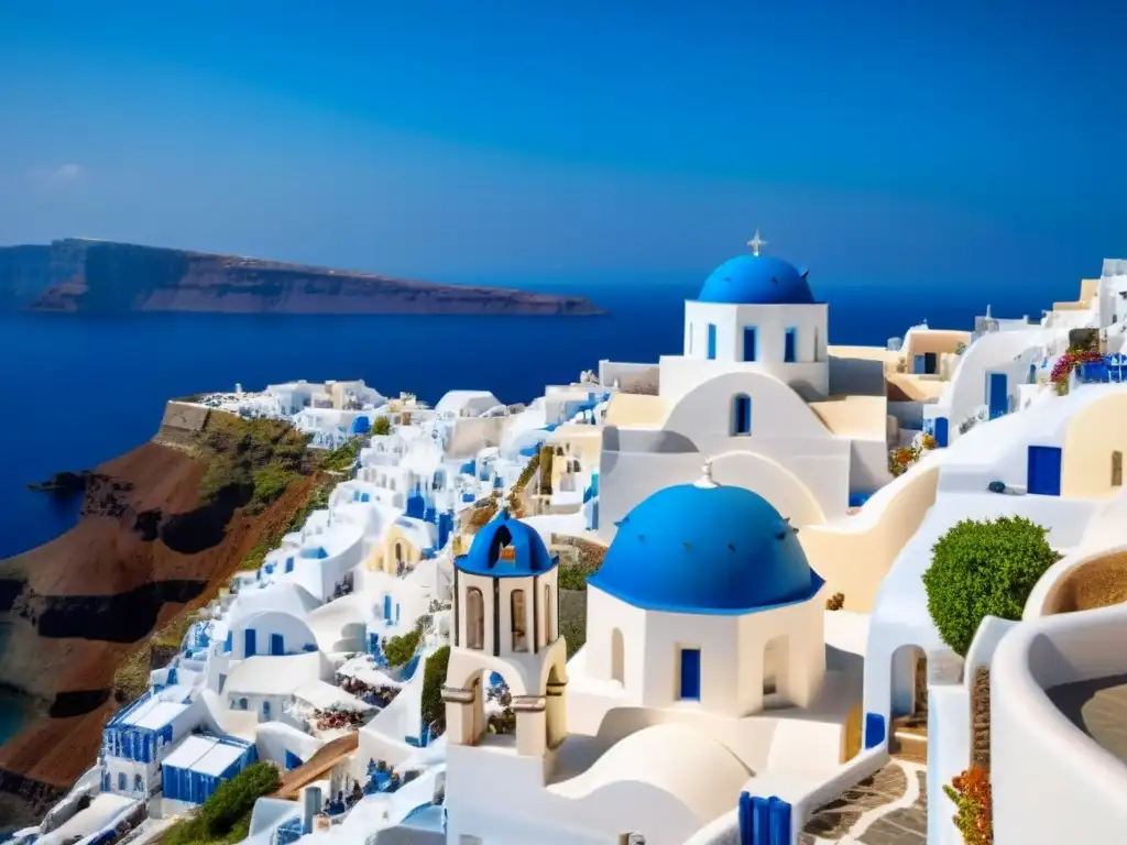 Vista aérea minimalista de boutiques de lujo en Santorini, con edificios blancos y cúpulas azules junto al mar Egeo