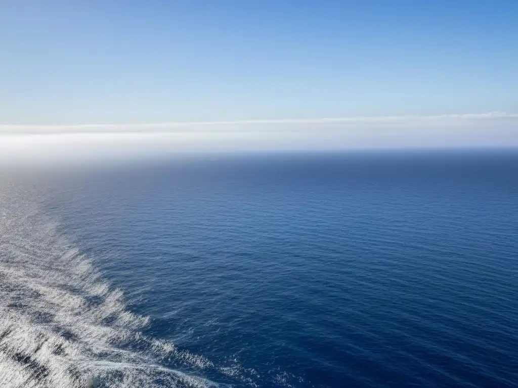 Vista serena desde un crucero marítimo, con aguas cristalinas y cielo despejado