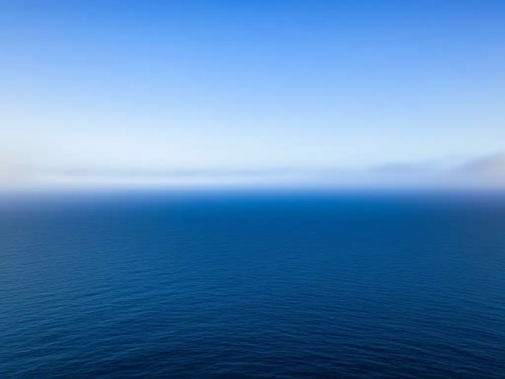 Vista serena del océano desde un crucero, aguas azules cristalinas bajo un cielo despejado